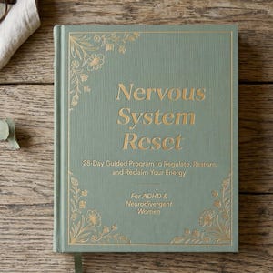Peut inclure: Un livre vert sauge intitulé "Nervous System Reset" avec des lettres dorées et des motifs floraux. La couverture du livre comprend le texte "28-Day Guided Program to Regulate, Restore, and Reclaim Your Energy" et "For ADHD & Neurodivergent Women."