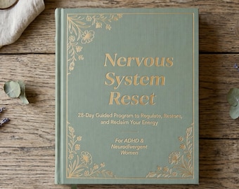 Puede incluir: Un libro verde salvia titulado "Nervous System Reset" con letras doradas y detalles florales. La portada del libro incluye el texto "28-Day Guided Program to Regulate, Restore, and Reclaim Your Energy" y "For ADHD & Neurodivergent Women."