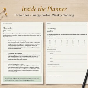 Puede incluir: P&aacute;ginas abiertas de un planificador con texto: "Inside the Planner", "Three rules" y "Energy profile". La p&aacute;gina izquierda detalla tres reglas de planificaci&oacute;n. La p&aacute;gina derecha es una hoja de c&aacute;lculo para el seguimiento de los niveles de energ&iacute;a. Un bol&iacute;grafo negro descansa en la p&aacute;gina derecha.