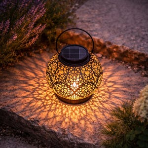 Farol solar con diseño marroquí / Lámpara de jardín de metal calado, lámpara LED colgante para exteriores, iluminación decorativa para patio y jardín, luz cálida.