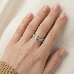 Dainty Floral Wreath Ring, Minimalist Lace Flower Band, Cottagecore Botanical Copper Ring, Everyday Stackable Jewelry Gift for Her