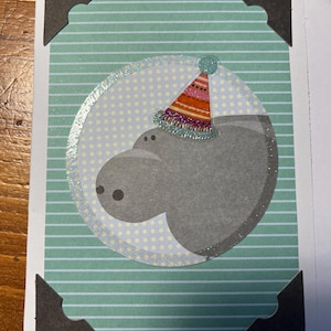 Tarjeta de cumpleaños infantil, tarjeta de cumpleaños, tarjeta de cumpleaños de hipopótamo, tarjeta de cumpleaños de hipopótamo, cumpleaños, hipopótamo, tarjeta de cumpleaños para niños. Cumpleaños divertido