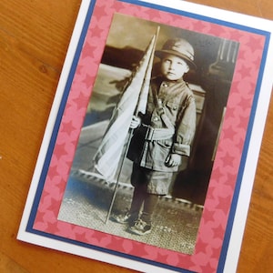 Carte patriotique, anniversaire du 4 juillet, militaire, vol d'honneur, anniversaire, carte de voeux de jour des anciens combattants avec une image de 1900 enfant et drapeau