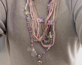 Collar suave "Danza de mariposa", joyería textil bohemia rosa, pieza hecha a mano de fibra multifilamento.