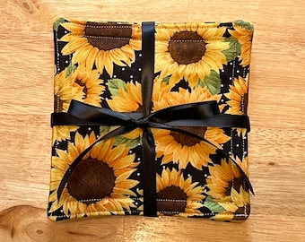 Lot de 4 sous-verres en tissu Tournesols sur fond noir et blanc à pois - environ 5,25 pouces x 5,25 pouces - Tissu jaune à l'arrière