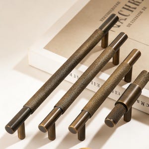 Uchwyty i uchwyty meblowe z mosiądzu radełkowanego w stylu antycznym, solidna konstrukcja z mosiądzu, teksturowany radełkowany uchwyt, wszechstronne zastosowanie, idealne do projektów DIY