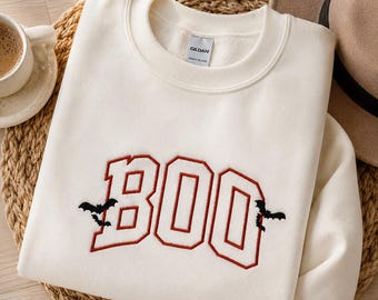 BOO Sweatshirt Bestickt, Halloween Pullover Damen, Spooky Herbst Sweatshirt, Fledermaus Stickerei, Cozy Halloween Geschenk, Gildan Crewneck