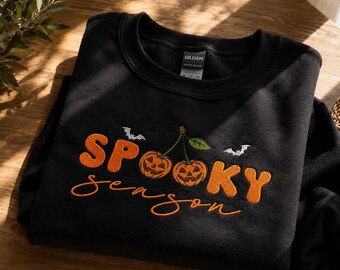 Besticktes Halloween Sweatshirt „Spooky Season“ – Schwarzer Unisex Pullover mit Kürbis und Fledermäusen – Herbst Geschenk