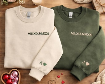 Moletom personalizado com Römischem Datum, Initiale mit Herz Ärmel, pulôver Bestickter, Geschenk für Paare, Jahrestag Geschenk