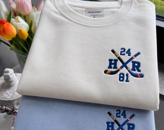 Custom Hockey Team Sweatshirt Bestickt, Hockey Romance Pullover, LGBT Fan Geschenk, Hüttenleben Sweatshirt, Cozy Book Lover Crew