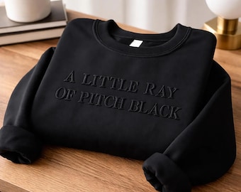 A Little Ray of Pitch Black Pullover Kaputzen, Embroidered Halloween Crewneck, Funny Gift for Best Friend, Ein Hauch von pechschwarzer Magie