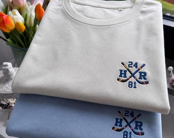 Custom Hockey Team T-Shirt Bestickt, Hockey Romance Tshirt, LGBT Fan Geschenk, Hüttenleben Tees, Cozy Book Lover Crew