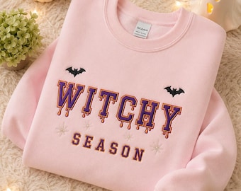 Witchy Season Sweatshirt Bestickt, Halloween Pullover Damen, Rosa Gildan Crewneck mit Fledermäusen, Spooky Season Geschenk