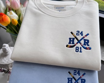 Custom Hockey Team Sweatshirt Bestickt, Hockey Romance Pullover, LGBT Fan Geschenk, Hüttenleben Sweatshirt, Cozy Book Lover Crew