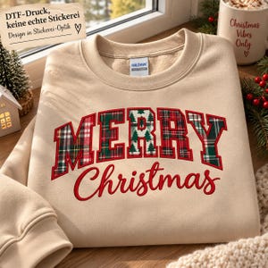 Könnte beinhalten: Ein beigefarbenes Sweatshirt mit Rundhalsausschnitt, das auf der Brust das Wort MERRY in großen Blockbuchstaben mit einem rot-grün-weißen Karomuster und kleinen Tannenbaummotiven sowie das Wort Christmas in roter Schreibschrift zeigt.