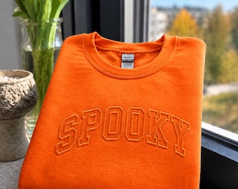 Spooky Sweatshirt bestickt – Halloween Pullover oder Hoodie, Ton-in-Ton Stickerei, Unisex Herbst Outfit, Geschenk für Halloween