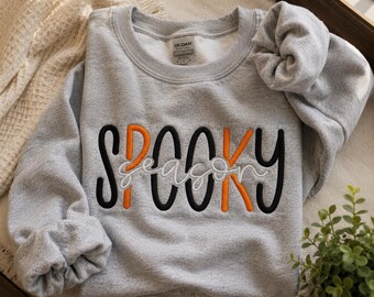 Besticktes Spooky Season Sweatshirt – Halloween Pullover mit Kürbis – Unisex Herbst Outfit – Geschenk für Halloween Fans