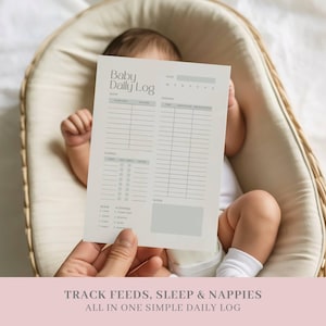 Könnte beinhalten: Ein Baby-Tagebuch, das vor einem Baby in einem Weidenkorb gehalten wird. Das Tagebuch ist hellbeige mit Abschnitten für Schlaf, Fütterung und Windeln. Der Text "Baby Daily Log" steht oben. Der Text unten lautet "Track Feeds, Sleep & Nappies All in One Simple Daily Log."