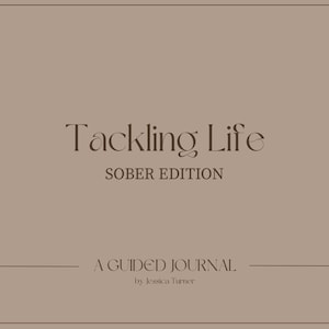 Può includere: Un set di tre tazze in ceramica con finitura maculata e opaca. Le tazze sono nei toni crema, grigio chiaro e grigio scuro. Ogni tazza ha un design semplice e minimalista, perfetto per caffè o tè.