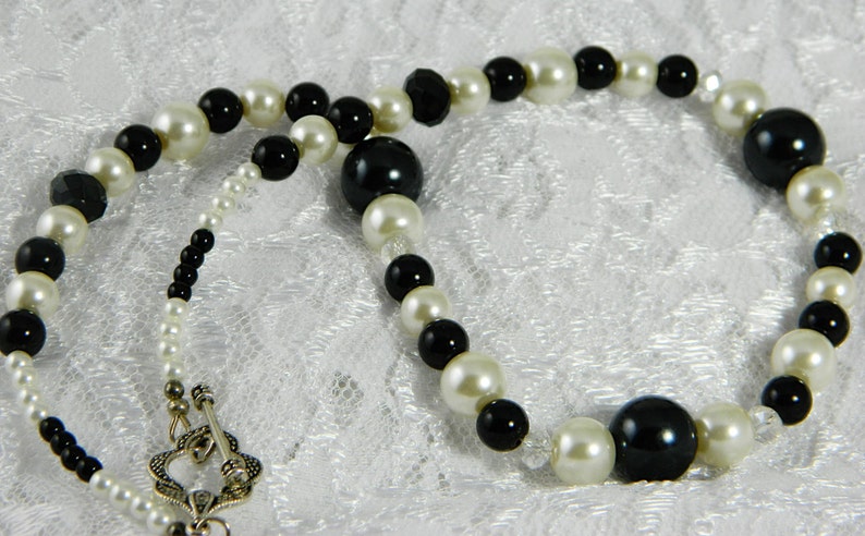 White Pearl Necklace Silver Tone Black Pearl Necklace Toggle Clasp Beaded Pearl