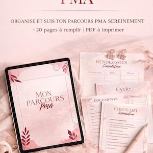 Peut inclure: Un planificateur numérique avec le texte "Mon Parcours PMA" en rose et blanc. L'image comprend une tablette, des papiers et un stylo, le tout dans une palette de couleurs rose clair. Le planificateur est conçu pour organiser et suivre un parcours PMA.