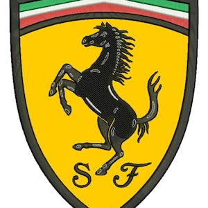 Può includere: Toppa ricamata con il logo Ferrari. L'emblema a forma di scudo ha uno sfondo giallo con un cavallo nero rampante. La parte superiore dello scudo presenta strisce verdi, bianche e rosse, con le lettere "SF" sottostanti.