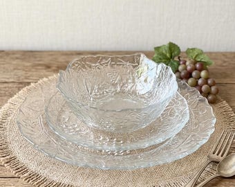 Juego de vajilla vintage de Indiana Glass con diseño de uvas de cosecha: 12 piezas de platos y cuencos de vidrio prensado.