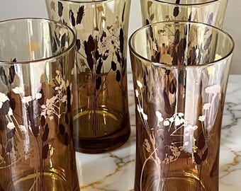 Set van 4 vintage amberkleurige glazen bekers met wilde bloemen - bloemen drinkgerei uit het midden van de jaren 1970
