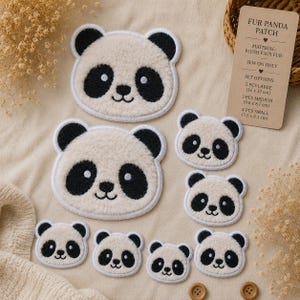 Op de afbeelding: Een collectie panda-patches van pluche imitatiebont in verschillende maten. De patches hebben een crèmekleurig gezicht met zwarte oren, oogvlekken en een neus. Een rechthoekig label toont de tekst FUR PANDA PATCH, MATERIAL: PLUSH FAUX FUR, SEW ON ONLY, SET OPTIONS: 2 PCS LARGE (16 x 13 cm), 3 PCS MEDIUM (9.8 x 8.1 cm), 4 PCS SMALL (7.5 x 6.1 cm).