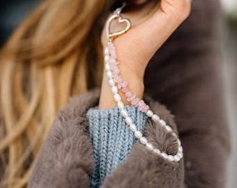Ciondolo per cellulare in perla naturale con pietra preziosa, cinturino per cellulare in perla d'acqua dolce, catena per cellulare personalizzata con perle, accessorio di lusso ed estetica per il tuo telefono.