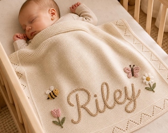 Manta de bebê personalizada com nome | Tricô de algodão orgânico bordado à mão | Decoração suave e neutra para quarto de bebê | Presente para recém-nascido