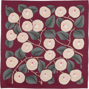Può includere: Un tessuto quadrato con uno sfondo bordeaux intenso e un motivo ripetuto di fiori di camelia color crema e foglie verde scuro su rami marrone chiaro. Il tessuto presenta una trama visibile e un piccolo logo quadrato nell'angolo.
