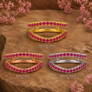 Pode incluir: Tr&ecirc;s an&eacute;is de banda dupla com pedras cor-de-rosa, rotulados como YELLOW GOLD, ROSE GOLD e WHITE GOLD. Cada anel tem um design curvo com duas bandas paralelas ligadas por pequenas barras verticais, incrustadas com pedras cor-de-rosa redondas.