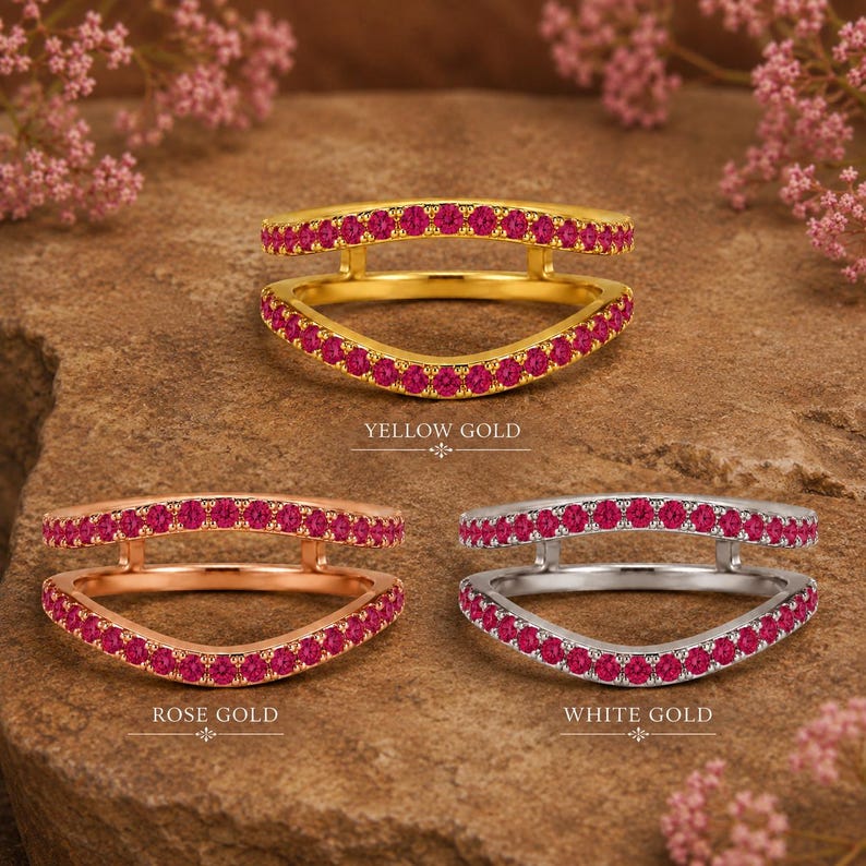 Pode incluir: Tr&ecirc;s an&eacute;is de banda dupla com pedras cor-de-rosa, rotulados como YELLOW GOLD, ROSE GOLD e WHITE GOLD. Cada anel tem um design curvo com duas bandas paralelas ligadas por pequenas barras verticais, incrustadas com pedras cor-de-rosa redondas.