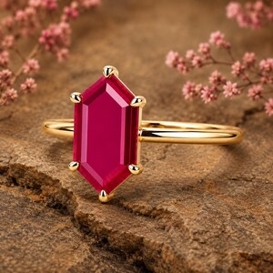 Lab gemaakt robijn ring, zeshoekig geslepen robijn solitaire ring, geboortesteen juli ring, minimalistische belofte ring, gouden ring voor vrouwen afbeelding 4