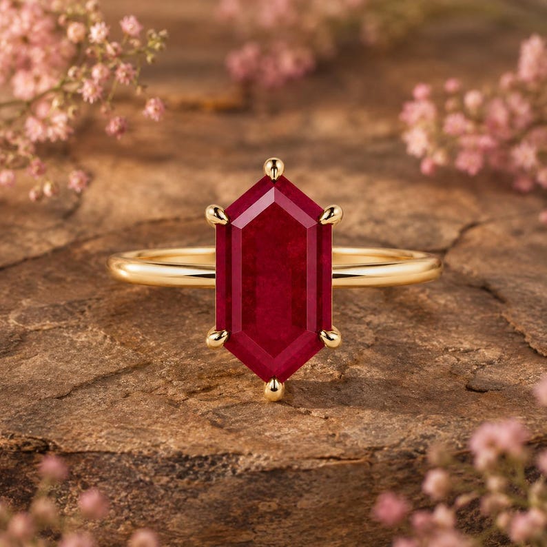 Lab gemaakt robijn ring, zeshoekig geslepen robijn solitaire ring, geboortesteen juli ring, minimalistische belofte ring, gouden ring voor vrouwen afbeelding 1