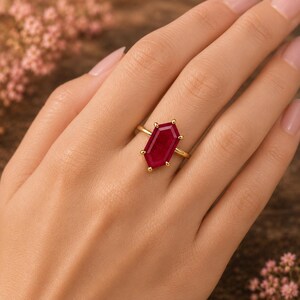 Lab gemaakt robijn ring, zeshoekig geslepen robijn solitaire ring, geboortesteen juli ring, minimalistische belofte ring, gouden ring voor vrouwen afbeelding 3
