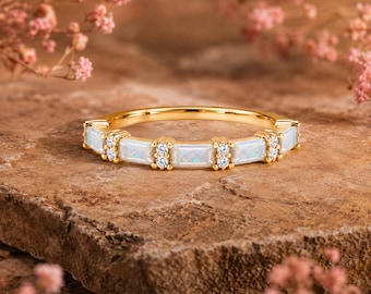Anillo de eternidad de ópalo creado en laboratorio, alianza de boda de ópalo, anillo de piedra natal de octubre, anillo de ópalo apilable, regalo minimalista de anillo de piedras preciosas para ella.