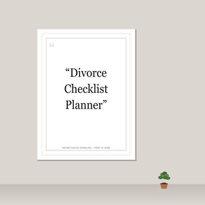 Op de afbeelding: Een witgelijste print met de tekst "Divorce Checklist Planner" in het zwart. De print staat op een lichtbeige muur. Onder de tekst staan de woorden "Instant Digital Download • Print at Home". Een kleine plant in een pot staat op een plank eronder.