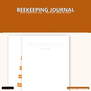Puede incluir: Un diario de apicultura blanco con el título "BEEKEEPING JOURNAL" en letras grandes y en negrita. El subtítulo dice "Hive Inspection Log - Harvests, Mites & More". El diario incluye una opción de descarga en PDF.