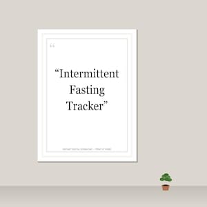 Op de afbeelding: Een witgelijste print met de tekst "Intermittent Fasting Tracker" in een vetgedrukte, zwarte letter. De print bevat ook de tekst "Instant Digital Download • Print at Home". De print wordt weergegeven op een lichtgrijze muur.
