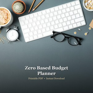 Puede incluir: Una configuración de espacio de trabajo con un teclado blanco, gafas con montura negra y un pequeño despertador. También hay una taza de café, un cactus y lápices. El texto dice "Zero Based Budget Planner".