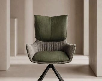Silla tapizada de madera natural y tejido bouclé de primera calidad.
