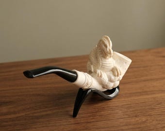 Pipa de espuma de mar con dragón tallado a mano, pieza única y llamativa de artesanía turca.