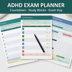 Peut inclure: Planificateur d'examen TDAH avec le texte "ADHD EXAM PLANNER Countdown Study Blocks Exam Day". Le planificateur comprend un compte à rebours d'examen de 7 jours, un planificateur de session d'étude et un aperçu de l'examen. Un stylo noir repose sur le planificateur.