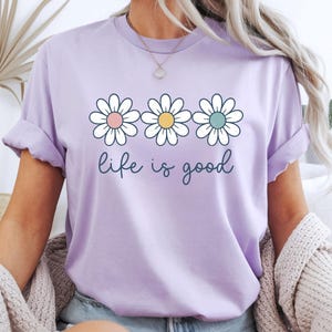 Op de afbeelding: Een set van drie keramische mokken met een gespikkelde, matte afwerking. De mokken zijn in tinten cr&egrave;me, lichtgrijs en donkergrijs. Elke mok heeft een eenvoudig, minimalistisch ontwerp, perfect voor koffie of thee.