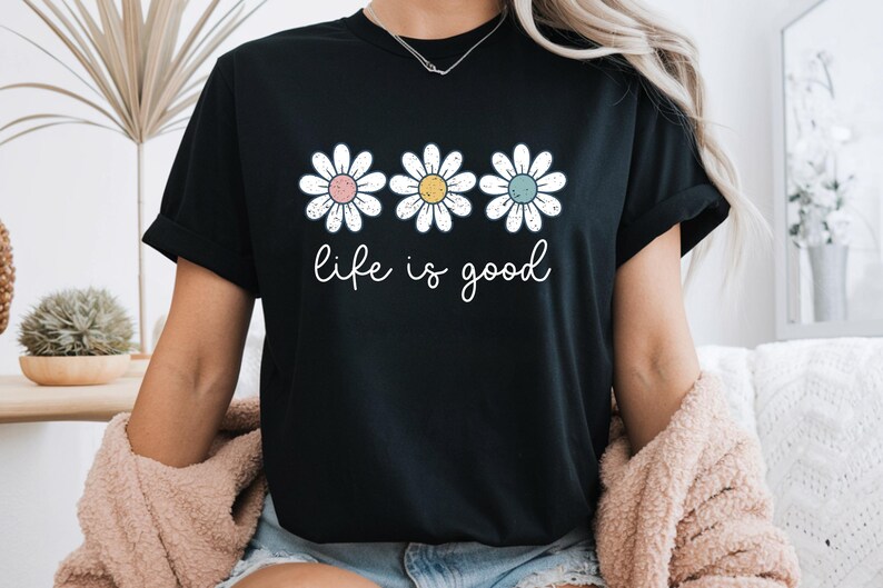Op de afbeelding: Een witte keramische mok met een zwart handvat en de tekst "But First, Coffee" in een zwarte, handgeschreven lettertype. De mok staat op een wit oppervlak.