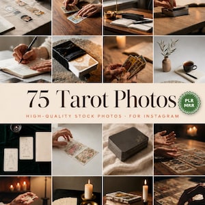 Puede incluir: Una colección de 75 fotos de tarot con varias escenas de cartas de tarot, velas, cuadernos y bolígrafos sobre mesas de madera. El texto 75 Tarot Photos, PLR MRR y High-Quality Stock Photos for Instagram aparece en el centro de la imagen.