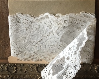 Beautiful vintage lace/ trim/ wedding lace / old lace / vintage wedding /wedding dress/ cream lace