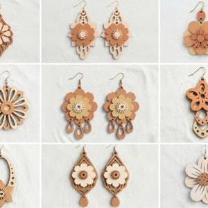 Puede incluir: Colección de pendientes de madera hechos a mano con diversos diseños florales y geométricos. Los pendientes presentan tonos de madera natural y patrones intrincados recortados, mostrando una estética bohemia.
